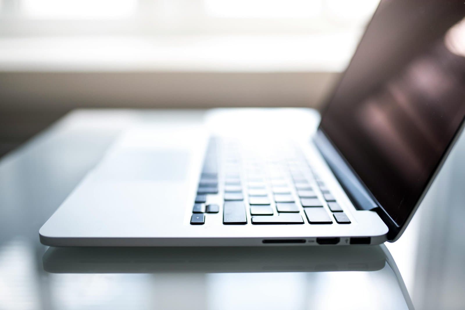 Ordinateur portable ouvert sur un bureau lumineux